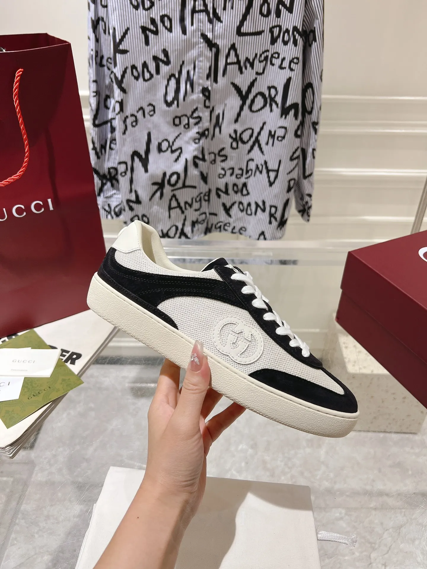 👟👟Ex-factory price 540👟👟Men's size +10 New upgraded version🔥Gucci 2024 new white shoes casual shoes hot recommendation, original TPU soles, original fabrics, original sheepskin lining sheepskin feet🔥Original cover craftsmanship is reproduced one to one! The pursuit of ultimate comfort! 🔥🔥 [Love] Fabric: Imported cow suede + mesh [Love] Packing: Counter-matched red shoe box ➕ Aviation airplane box [Love] Code number: 35-45